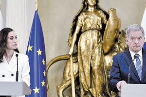 Ο Φινλανδός πρόεδρος και η πρωθυπουργός της χώρας υπέβαλαν επισήμως αίτημα για ένταξη στο ΝΑΤΟ