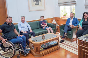 Ο χρυσός παραολυμπιονίκης, Μανώλης Στεφανουδάκης, στον περιφερειάρχη Κρήτης, Σταύρο Αρναουτάκη,