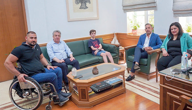 Ο χρυσός παραολυμπιονίκης, Μανώλης Στεφανουδάκης, στον περιφερειάρχη Κρήτης, Σταύρο Αρναουτάκη,
