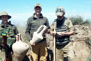 ΟΥΚΡΑΝΙΑ: Βρήκαν αρχαίους ελληνικούς αμφορείς σκάβοντας χαρακώματα στην Οδησσό