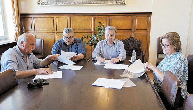 Από την υπογραφή παραλαβής της λιμνοδεξαμενής Ομαλού