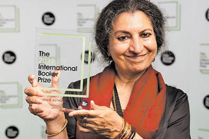 Η μυθιστοριογράφος Γκιταντζάλι Σρι έγινε η πρώτη Ινδή που κέρδισε το διεθνές βραβείο Μπούκερ (Booker International)