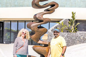 Η “Λάβα”, ένα έργο του Γιάννη Τσιγκένη, κοσμά την είσοδο ξενοδοχείου στη Σαντορίνη.