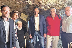 Ήταν όλοι εκεί. Στην εκδήλωση μνήμης για την ορκωμοσία της πρώτης ένοπλης ομάδας Αντίστασης υπο τον καπετάν Μανόλη Μπαντουβά στο σπήλαιο Χαμουμτζη. Το Σωματείο Αγωνιστών Εθνικής Αντίστασης Κρήτης "Ομάδες Μπαντουβαδων"