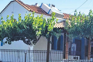 Αρκετοί παρατήρησαν χθες ότι κατέρρευσε το καμπαναριό του Αγίου Σώζοντος στις Αρχάνες.