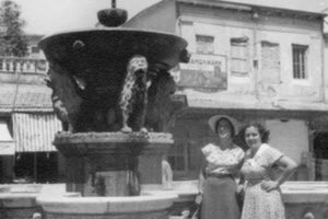 ΦΩΤΟΗΜΕΡΑΣ: Δύο Ηρακλειώτισσες φωτογραφίζονται στα Λιοντάρια τη δεκαετία του ‘60