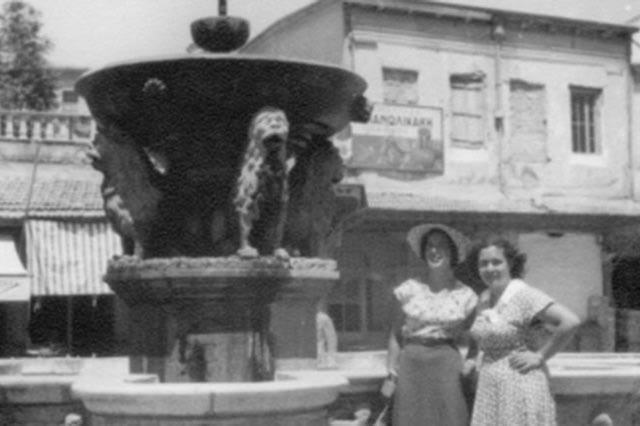 ΦΩΤΟΗΜΕΡΑΣ: Δύο Ηρακλειώτισσες φωτογραφίζονται στα Λιοντάρια τη δεκαετία του ‘60