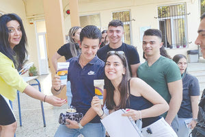 Ο Δήμος ευχαριστεί την εργαζόμενη του ΚΗΦΗ κα Μαρία Τεριζάκη, που έραψε τις κασετίνες. Η ζωγραφική έγινε από την Κοινωνική Υπηρεσία.