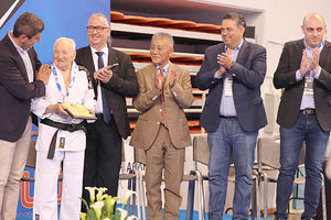 Ο κ. Αυγενάκης στη βράβευση του 92χρονου Νίκου Κλουβάτου, με τον πρόεδρο της ΕΟ Τζούντο κ. Μιχαηλίδη, τον Ιάπωνα πρέσβη κ. Γιασουνόρι και τους κ.κ. Πιτσούλη, Βαρδαβά