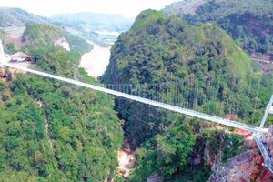 Αυτές είναι γέφυρες… Η γυάλινη γέφυρα Bach Long στο βόρειο Βιετνάμ που άνοιξε τον Απρίλιο για το κοινό μπήκε στο βιβλίο Γκίνες και αναγνωρίστηκε επίσημα ως η μεγαλύτερη γυάλινη γέφυρα του στον κόσμο.