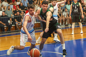 Ο Σπυριδάκης (δεξιά) με καλάθι στην εκπνοή του αγώνα χάρισε στην Αναγέννηση τη νίκη - πρόκριση στους τελικούς