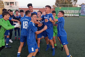 Οι παίκτες της Μικτής πανηγυρίζουν την πρόκριση