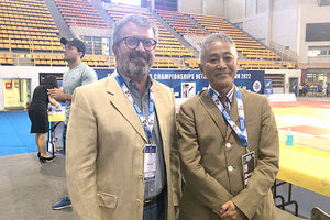 ο Ιάπωνας πρέσβης Νακαγιάμα με τον κ. Παπουτσάκη