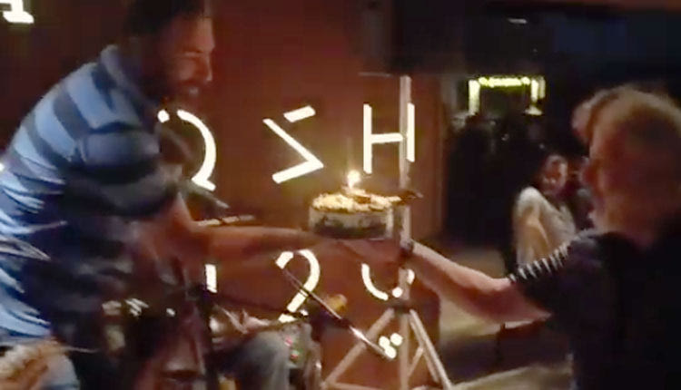 Τούρτα-έκπληξη στον Αντώνη Φραγκάκη από την Μικτή ΕΠΣΗ.