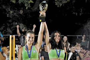 Οι Αντωνακάκη και Περδικάκη με το κύπελλο