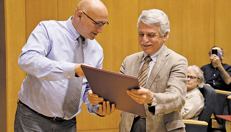 Ο πρύτανης του Π.Κ. βραβεύει τον κ. Νίκο Κυλάφη