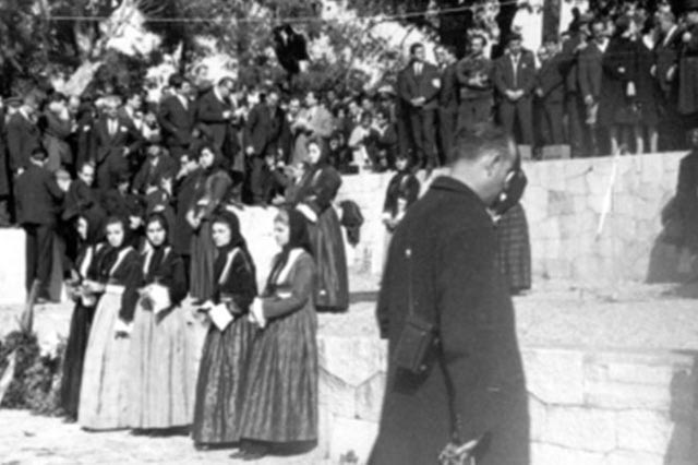 ΦΩΤΟΗΜΕΡΑΣ: Αρχές δεκαετίας ‘60 μνημόσυνο στον τάφο του Βενιζέλου στα Χανιά. Σκύβει ευλαβικά στον τάφο του πατέρα του ο Σοφοκλής Βενιζέλος (αρχείο “Π”)