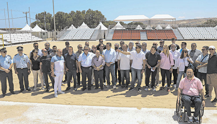 Εκπρόσωποι φορέων σε αναμνηστική φωτογραφία σε ένα από τα γήπεδα