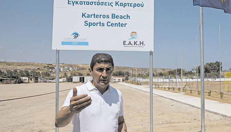 Ο κ. Αυγενάκης με περηφάνεια παρουσίασε το έργο στον Καρτερό
