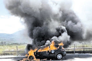 Το αυτοκίνητο καταστράφηκε σε παράδρομο της εθνικής οδού (φωτο αρχείου)