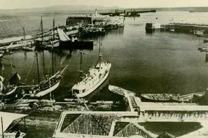 ΦΩΤΟΗΜΕΡΑΣ: Φωτογραφία του λιμανιού του Ηρακλείου πριν το 1936 καθώς υφίσταται ακόμη ο μικρός Κούλες.