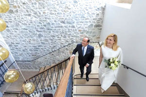 Ο 67χρονος Φρανσουά Ολάντ ντύθηκε για πρώτη φορά γαμπρός σε μία μικρή τελετή σε δημαρχείο της Κορέζ επισημοποιώντας τη σχέση του με την αγαπημένη του ηθοποιό, μητέρα δύο παιδιών από τον πρώτο της γάμο.