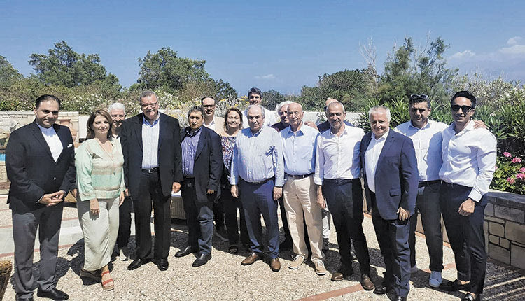 Αναμνηστική φωτογραφία μετά τη βράβευση των δημοσιογράφων του τουρισμού από την Ένωση για τη στήριξή τους στον κλάδο της φιλοξενίας 