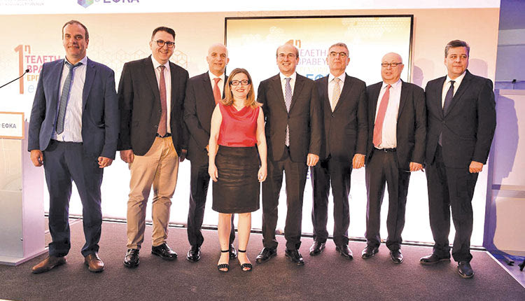 Συγκινητική η τελετή βράβευσης των εργαζόμενων του ΕΦΚΑ με τις καλύτερες επιδόσεις στην αποκλιμάκωση των εκκρεμών συντάξεων, που έγινε παρουσία του υπουργού Εργασίας και Κοινωνικών Υποθέσεων Κωστή Χατζηδάκη στο Σεράφειο του Δήμου Αθηναίων