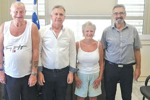 Υπάρχουν ακόμη άνθρωποι ανάμεσά μας. Τον δήμαρχο Μινώα Πεδιάδας Μανώλη Φραγκάκη επισκέφθηκαν η Mary και ο Phillip Campfield, ένα ζευγάρι Βρετανών, οι οποίοι συγκινημένοι από το δράμα που βιώνουν οι κάτοικοι του δήμου Μινώα Πεδιάδας, προσέφεραν δύο φορές χρήματα για την ενίσχυση των σεισμόπληκτων.