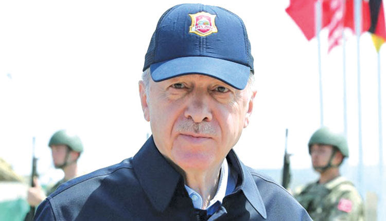 Με στρατιωτικό μπουφάν στην ενημέρωση Τύπου