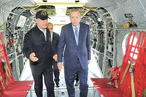 Με κοστούμι στην επιθεώρηση των αεροσκαφών