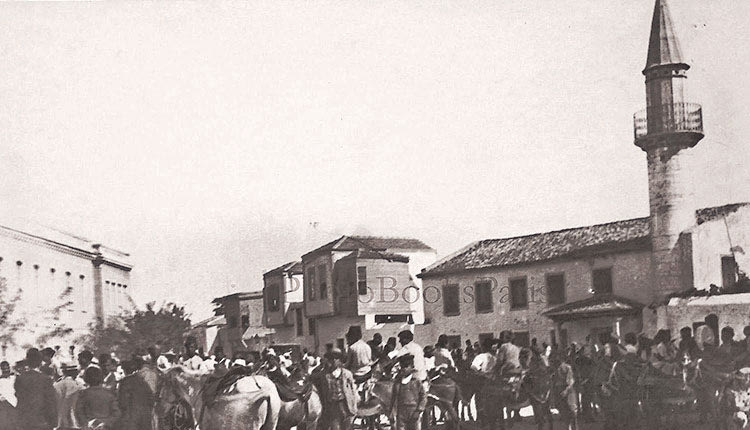 ΦΩΤΟΗΜΕΡΑΣ: Το Ηράκλειο στα 1900. Η πλατεία που φαίνεται είναι η σημερινή πλατεία Δασκαλογιάννη