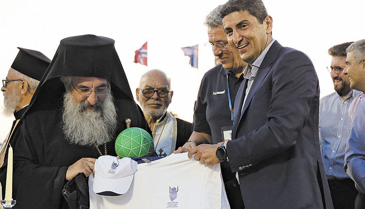 Ο κ.κ Ευγένιος παρέλαβε από τον κ. Αυγενάκη αναμνηστικά της διοργάνωσης 