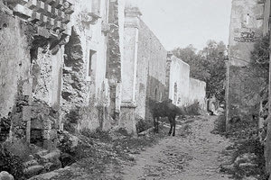 ΦΩΤΟΗΜΕΡΑΣ: Στα στενοσόκακα του Ηρακλείου το 1898. Ίσως η σημερινή οδός Κοραή.