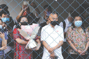 Η χρονιά τελειώνει και η συγκίνηση δεν λείπει. Γιορτές σχολείων, αποχαιρετισμοί στα “εκτάκια” που ανοίγουν τα φτερά τους για το γυμνάσιο, αντίο σε εκπαιδευτικούς που συνταξιοδοτούνται. Δάσκαλοι με μεράκι προσφέρουν ένα στικάκι- θησαυρό στους γονείς γεμάτο βίντεο και φωτογραφίες από εκπαιδευτικές εκδρομές και δράσεις εντός και εκτός σχολείου. Οι γονείς πατάνε το play και τα δάκρυα τρέχουν νερό… Αν ο καιρός το επιτρέψει, που δεν έχει και άλλη επιλογή, η σχολική αίθουσα δίνει τη θέση της στην παραλία από την Τετάρτη κιόλας, αφού το κουδούνι θα χτυπήσει νωρίς το πρωί, που ίσα- ίσα για βαθμούς και “αντίο” θα πάνε τα παιδιά στο σχολείο!