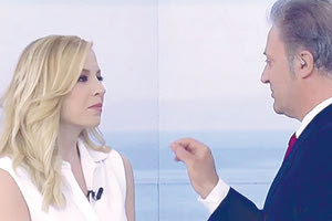 Η τηλεόραση στα πολύ σοβαρά της. Ο Δημήτρης Οικονόμου ξεμάτιασε... on air τη συμπαρουσιάστριά του, Μαρία Αναστασοπούλου.