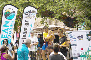 Στιγμιότυπο από τις απονομές στους αγώνες της Χερσονήσου