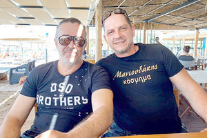 Ο κ. Μανιουδάκης με τον ταμία της Ε.Ο Π κ. Μπουζαλά