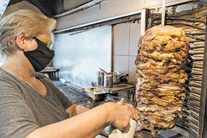 Ακόμα και πάνω από τα 5 ευρώ έχει φθάσει να πωλείται το σουβλάκι