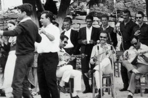 ΦΩΤΟΗΜΕΡΑΣ: Γάμος στο Περαχώρι των Ανωγείων τη δεκαετία του ‘60 (τέλος) με τον αείμνηστο Νίκο Ξυλούρη στη λύρα