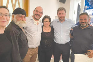 Δεν ξεχνά τους φίλους του ο Νίκος Ανδρουλάκης και γι’  αυτό την Πέμπτη το βράδυ βρέθηκε στο «Ολυμπία Παλλάς» που έγινε το γαμήλιο γλέντι ενός δικού του ανθρώπου.