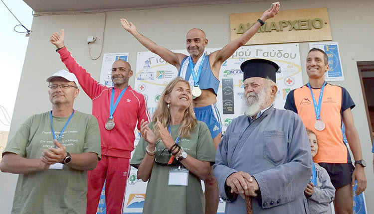Η δήμαρχος Γαύδου βράβευσε τους τρεις πρώτους στην κατηγορία των αντρών