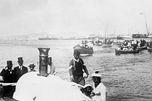 ΦΩΤΟΗΜΕΡΑΣ: Στον Πειραιά, τον Ιούνιο του 1917, ο Ελευθέριος Βενιζέλος αποβιβάζεται για να μεταβεί στην Αθήνα.