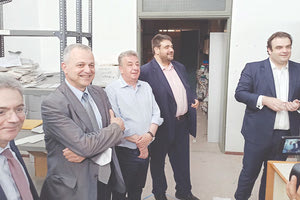 …Δεν εφείσθη επαίνων πάντως και για τον Αρναουτάκη ο ίδιος ο υπουργός. -«κ. περιφερειάρχη αναμεσά μας απολαμβάνετε την κυβερνητική θαλπωρή” είπε χαρακτηριστικά χαμογελώντας σε μια ατάκα του ο Κυριακος Πιερρακάκης