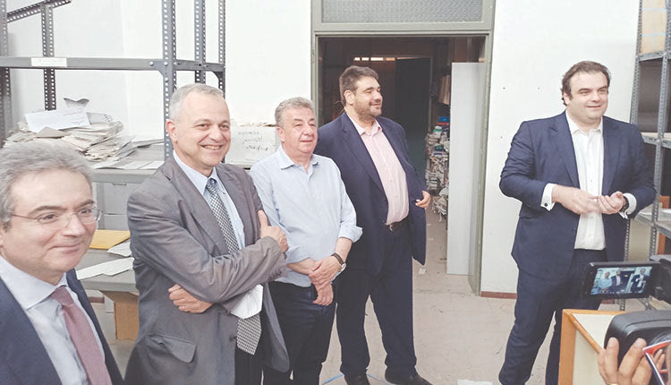 …Δεν εφείσθη επαίνων πάντως και για τον Αρναουτάκη ο ίδιος ο υπουργός. -«κ. περιφερειάρχη αναμεσά μας απολαμβάνετε την κυβερνητική θαλπωρή” είπε χαρακτηριστικά χαμογελώντας σε μια ατάκα του ο Κυριακος Πιερρακάκης