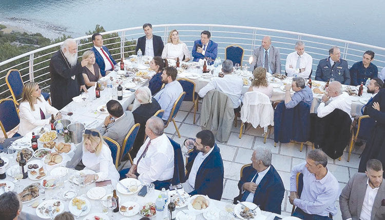 Λίγο καθυστερημένο, αλλά δεν μπορώ να μην ρωτήσω βλέποντας τις εικόνες από την Ζάλτσα Βοιωτίας στο τραπέζι για την εορτή του Μακαριωτάτου Αρχιεπισκόπου Αθηνών και Πάσης Ελλάδος κ. κ. Ιερωνύμου (τον “έδωσε” πρώτος ο Αδωνις που δημοσίευσε τις εικόνες)… Τι σπίτι είναι αυτό και σε ποιον ανήκει;