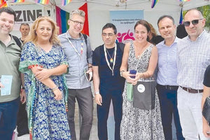 …Αλλά και η ΝΔ δεν πήγε πίσω. Δεν θυμάμαι ελληνική κυβέρνηση να έχει εκπροσωπηθεί ξανά σε τόσο υψηλό επίπεδο στο Athens Pride.