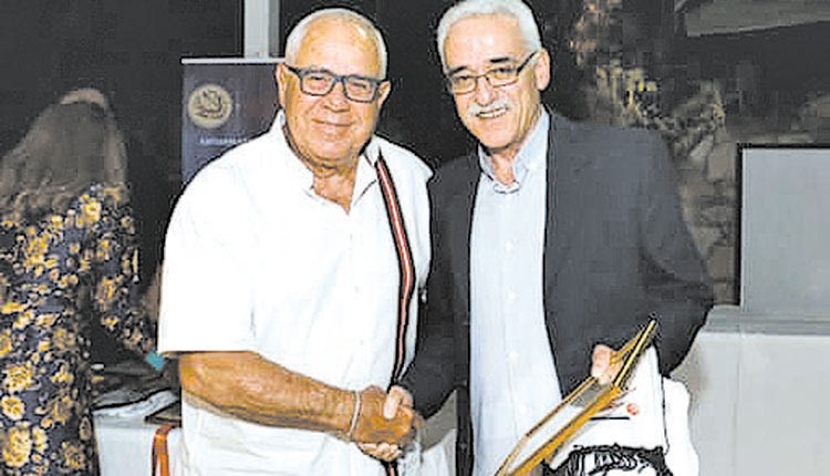   Ο κ. Κυρίτσης βραβεύει τον κ. Πανανό