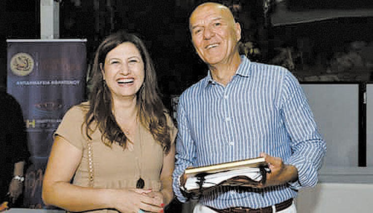   Η κ. Μπάκιντα βράβευσε τον κ. Σταυρακάκη