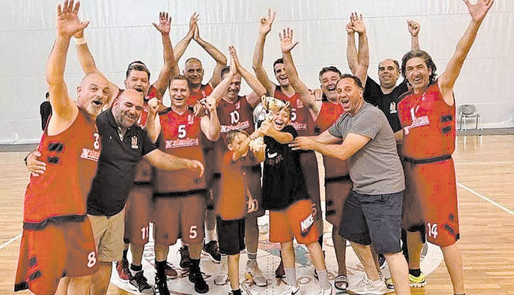   Η ομάδα 50+ του ΣΒΕΚΗ που πήρε το Κύπελλο